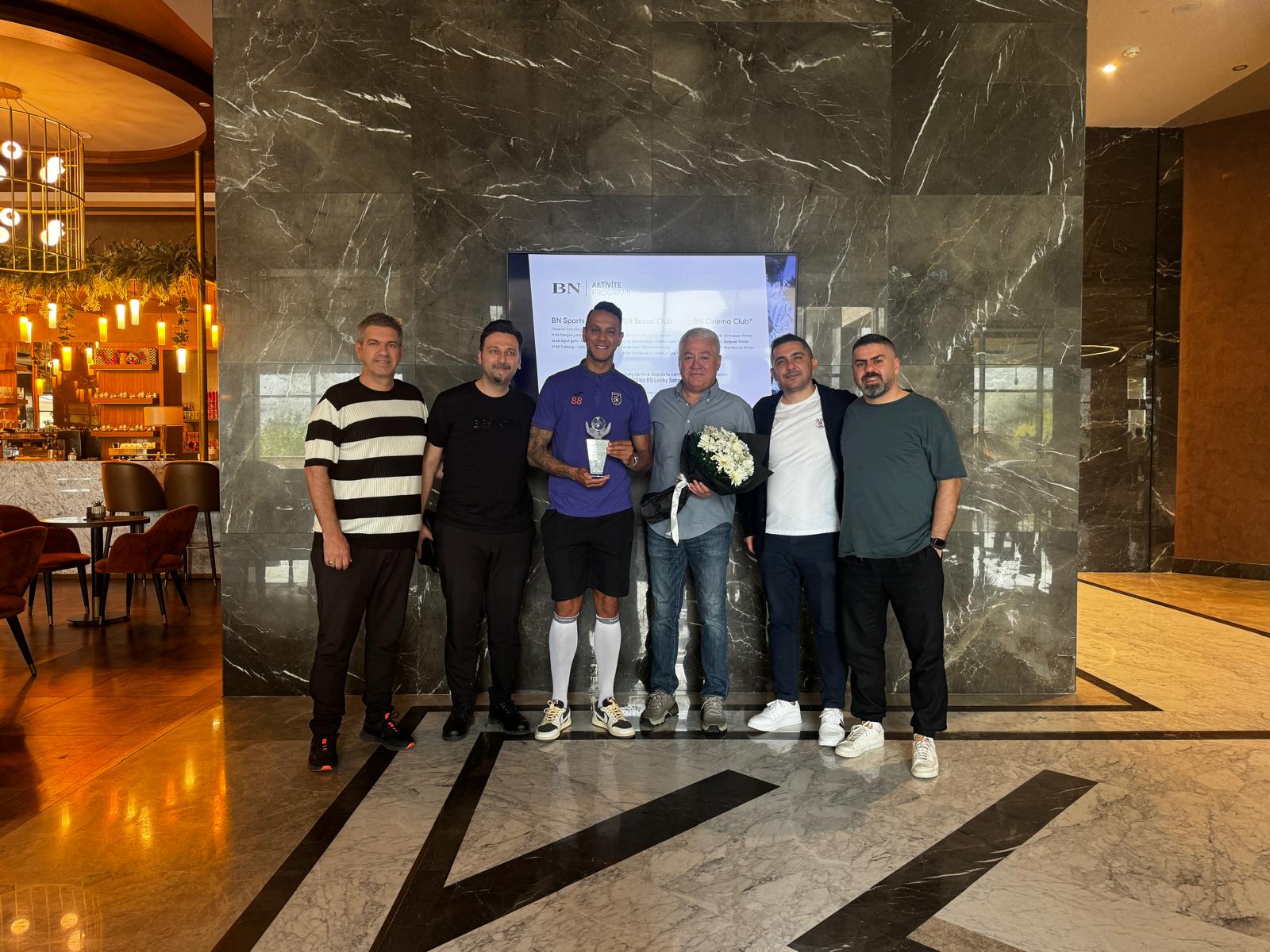 Kaptan Souza'ya Teşekkür Plaketi