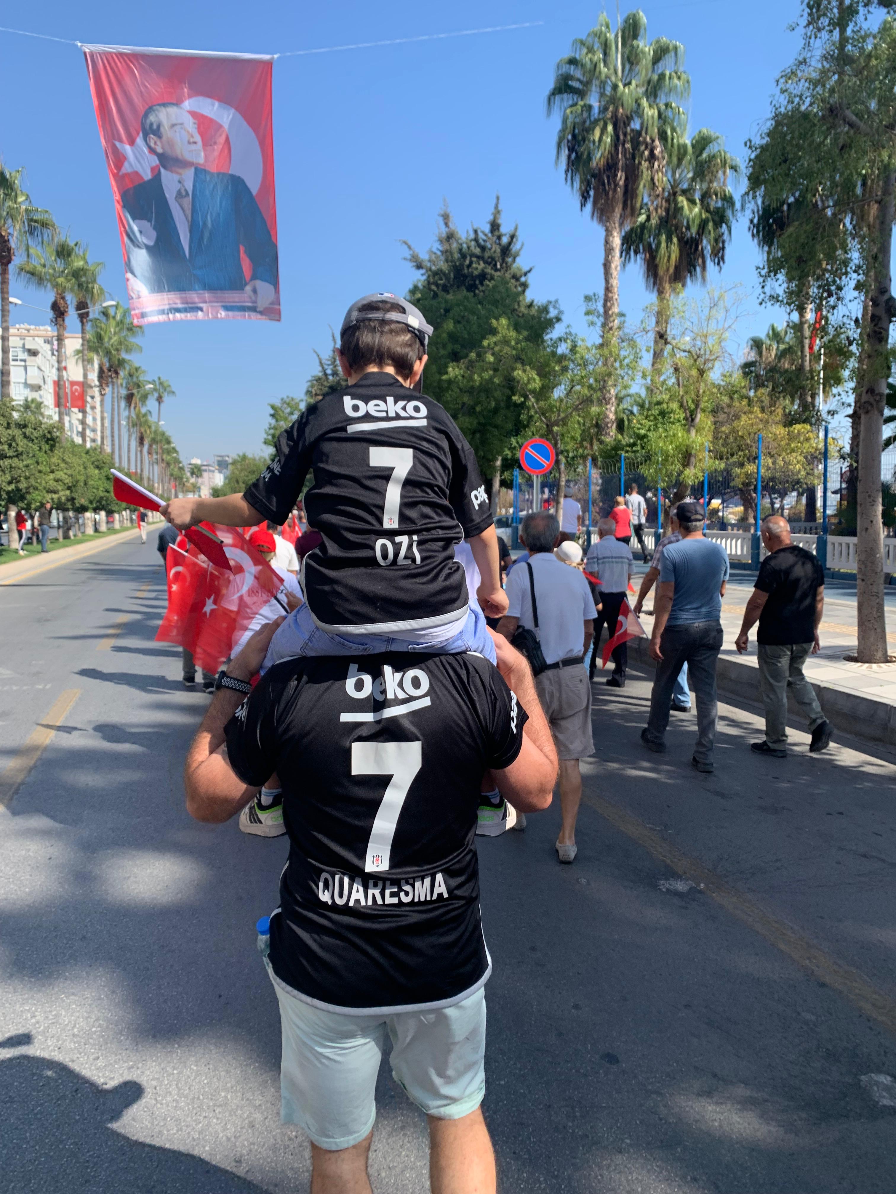 Cumhuriyetimizin 100.yılını kutlamak için STK’lar ile Cumhuriyet Yürüyüşüne katıldık. Mersin’de dernekler arasında spor derneği olarak tek katılan derneğimize hem Beşiktaş'ımızın büyük taraftarları hem de diğer takım taraftarları çok büyük ilgi gösterdiler. YAŞASIN CUMHURİYET 29 Ekim 2023