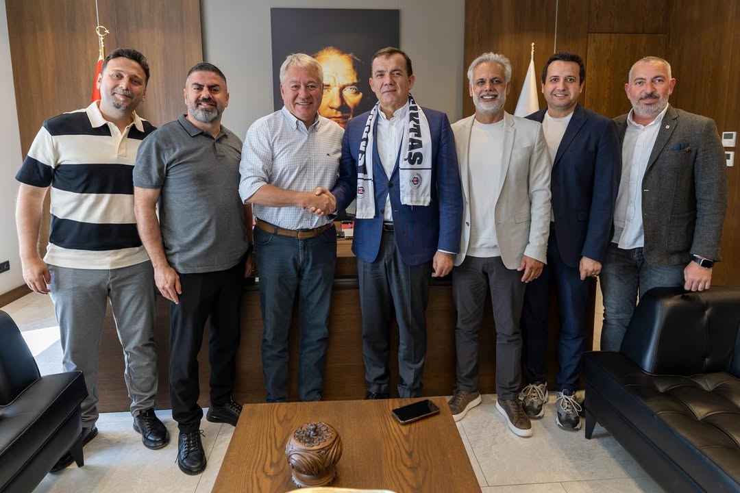 Mersin Beşiktaş 100.Yıl parkının yenilenmesinde desteklerini esirgemeyen, yenilenmesinde çok büyük emekleri olan Yenişehir Belediye Başkanı Abdullah ÖZYİĞİT ve Yenişehir Fen İşleri Müdürü Emre Gökhan YILDIRIM’ı makamlarında ziyaret ederek plaketlerini takdim ettik. Ziyaretimizde Dernek Başkanımız Ufuk ONUK, katkılarından dolayı Başkan Abdullah ÖZYİĞİT ve Emre Gökhan YILDIRIM’a teşekkür ederek görevlerinde başarılar diledi.