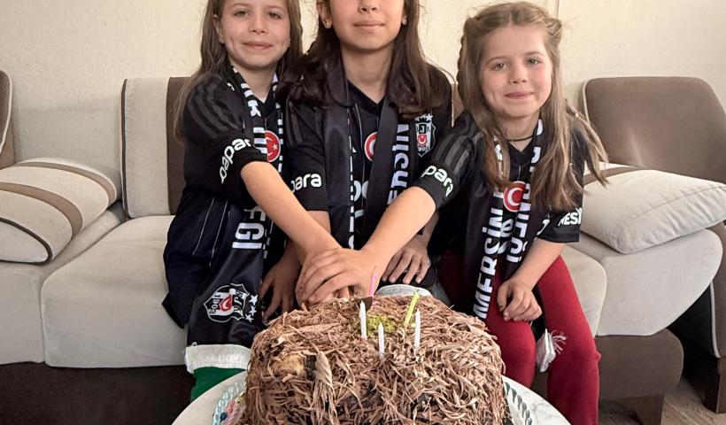 Mersin Beşiktaşlılar Derneği olarak Mersin Toroslar ilçesinde yaşayan Buğlem Jade KÖSE’ye sürpriz doğum günü kutlaması yaptık. 