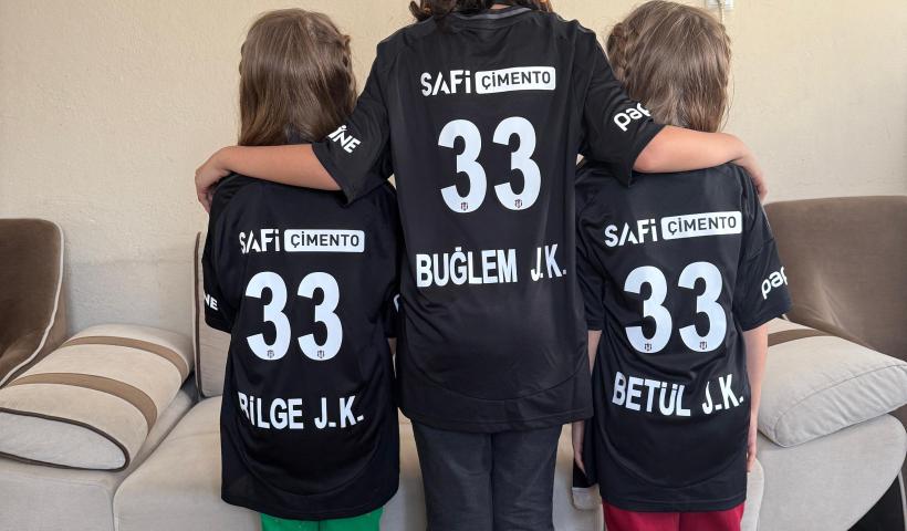 Mersin Beşiktaşlılar Derneği olarak Mersin Toroslar ilçesinde yaşayan Buğlem Jade KÖSE’ye sürpriz doğum günü kutlaması yaptık. 