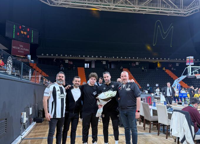 MSK-BEŞİKTAŞ FİBABANKA Basketbol maçı öncesi Mersin Beşiktaşlılar Derneği olarak Hocamız Dusan Alimpijevic’e çiçek vererek başaraılar diledik. 9 mart 2025